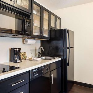 One-Bedroom Queen Suite